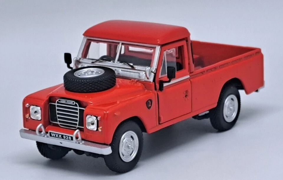 CARARAMA - Véhicule Pick-up de couleur rouge – LAND ROVER Séries III - 1/43 -... - Photo 1/1