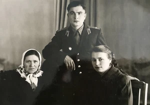 Chico guapo con mamá y hermana atractivo joven foto de colección URSS №19 - Imagen 1 de 3