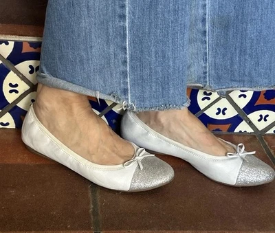 Zapatos planos de ballet de cuero Tamaris 8,5 plateados brillantes puntera 39 blancos Foto 1 de 4