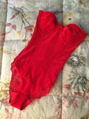 Body In Vellutino E In Pizzo Rosso Foto 1 de 4