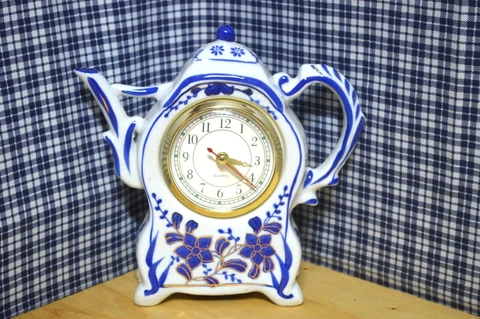 VINTAGE TEA POT KITCHEN CLOCK BLUE FLOWER DESIGN BATTERY OPERATED 7" TALL WORKS Cover