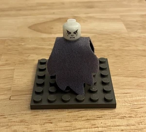 Lego Harry Potter Minifigure: Lord Voldemort w/ Glow in the Dark Head (hp069c) - Picture 1 of 5