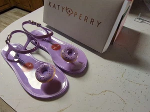 Sandalias Katy Perry The Geli PVC Donut Talla 7M Zapatos de Gelatina Nuevos en Caja Divertidas Perfumadas - Imagen 1 de 5