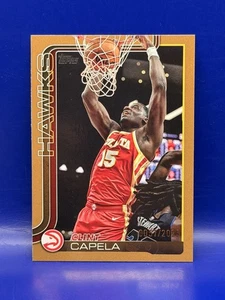 2025 Topps Basketball Clint Capela Gold 57/2025 #63 Atlanta Hawks - Bild 1 von 2