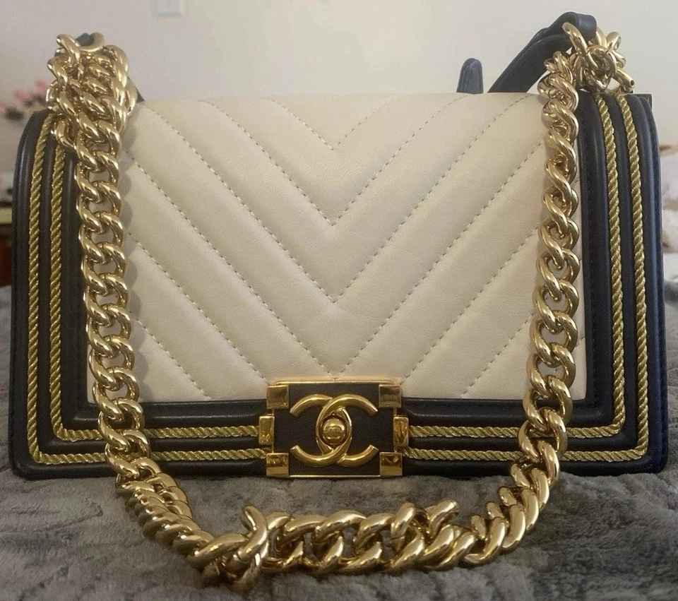 Bolso con solapa de piel de becerro blanco mediano Chanel Boy Foto 1 de 4