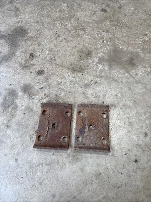 Jeep Cherokee XJ 91-01 Chrysler 8.25 Rear Axle Leaf Plates (2) (PB00) - Image 1 of 4