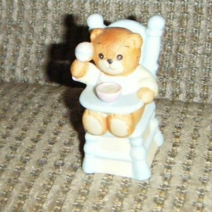 1986 BABY IM HOCHSTUHL BÄR FIGUR Lucy & Me Lucy and Me Lucy Riggs Enesco - Bild 1 von 1