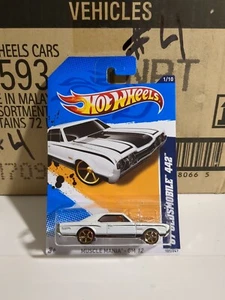 2012 Hot Wheels #101 '67 Oldsmobile 442 White 1/10 Muscle Mania GM '12  Gold MC5 - Picture 1 of 5