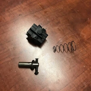 Neu OEM Teil Magnet Federbaugruppe für Dewalt DCN692 30-34 ° 20 V Streifennagler - Bild 1 von 10