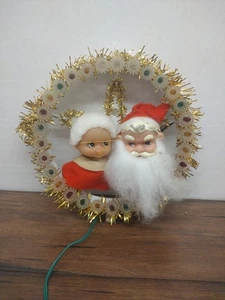 Couronne de Noël vintage années 70 Mme et Mme Claus à l'intérieur d'une guirlande dorée et lumières - Photo 1/7