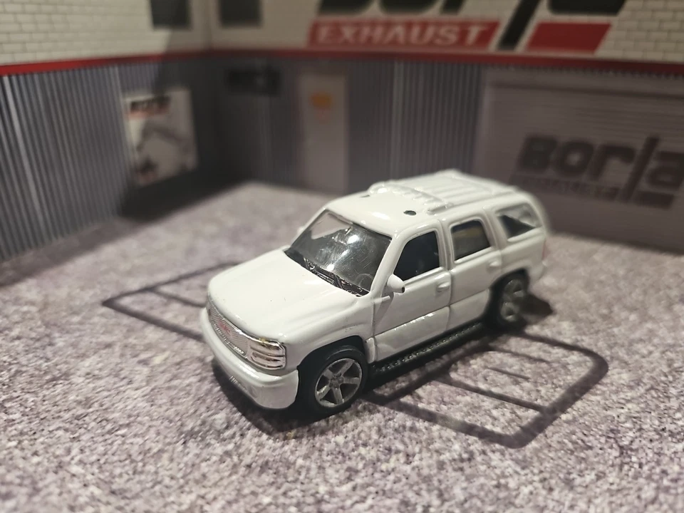 Welly 2001 Gmc Yukon Denali Custom Wheel Swap Loose - Image 1 of 4