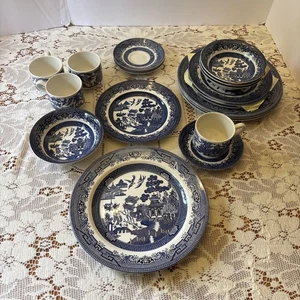 Vintage Blue Willow Churchill China EXCELLENT CONDITION 4 Place Settings = 20 Pc - Picture 1 of 24