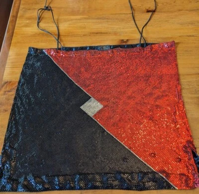 Llamativo Top Halter Rojo Negro y Plata Whiting & Davis Malla Metálica Foto 1 de 2