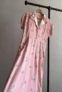 Vestido de día vintage de algodón rosa con estampado atómico de los años 40 botones bolsillos delanteros en la cintura de colección - Imagen 1 de 18