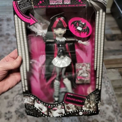 Muñeca de moda Mattel Monster High Draculaura 2025 carrete drama *EN MANO* nueva Foto 1 de 4