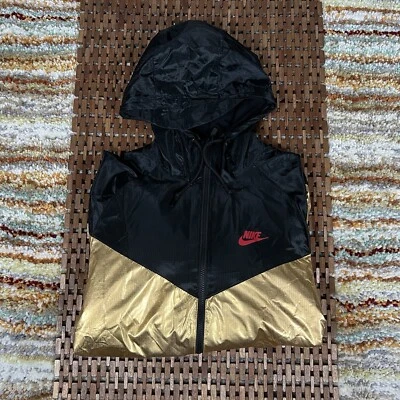 Jaqueta rara Nike Tech Windrunner metálica dourada preta nylon brilhante média M - Imagem 1 de 4