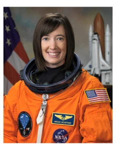 "Retrato de la astronauta de la NASA Katherine Megan McArthur 2007 foto 8x10 en 8,5"" x 11" - Imagen 1 de 1
