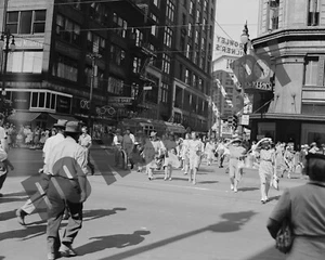 1942 Shoppers On Woodward At Kern's Clock Downtown Detroit 8x10 Photo - Picture 1 of 1