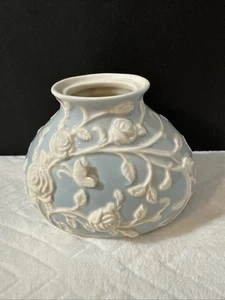 ROMANCE GARDEN Contenedor de porcelana rural francés azul y crema mariposa floral - Imagen 1 de 7