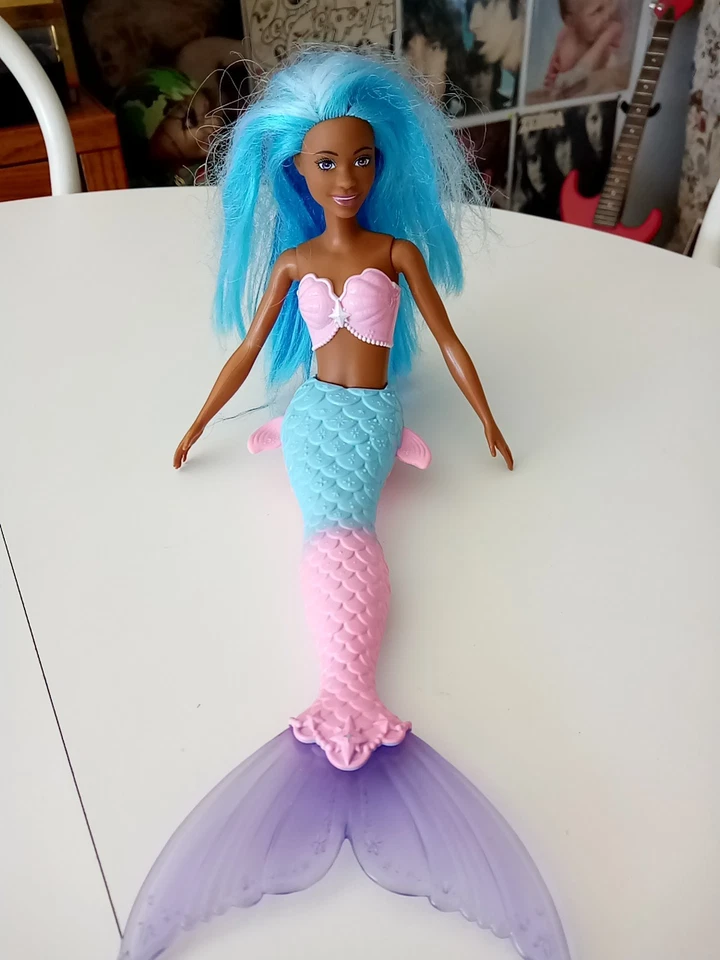 Mattel Barbie Dreamtopia Muñeca Sirena Afroamericana Pelo Azul Cola Rosa 2021 Foto 1 de 4