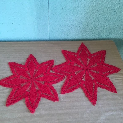Häkeldeckchen 2 Tischdecken Handarbeit ca.29x29/35x35 cm Mitteldecke Stern rot - Bild 1 von 4