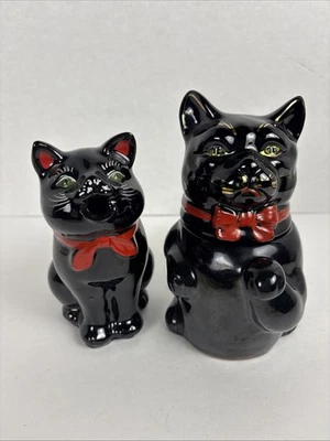 "Juego de crema y azúcar de colección Stafford gatos negros años 50 con lazos rojos 5 1/2"" y 6 1/4""" Foto 1 de 4
