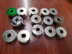 BOBINAS DE MÁQUINA DE COSER NECCHI CLÁSICAS H5 13 con 1 estuche de bobina BONITO ESTADO LIMPIO - Imagen 1 de 7