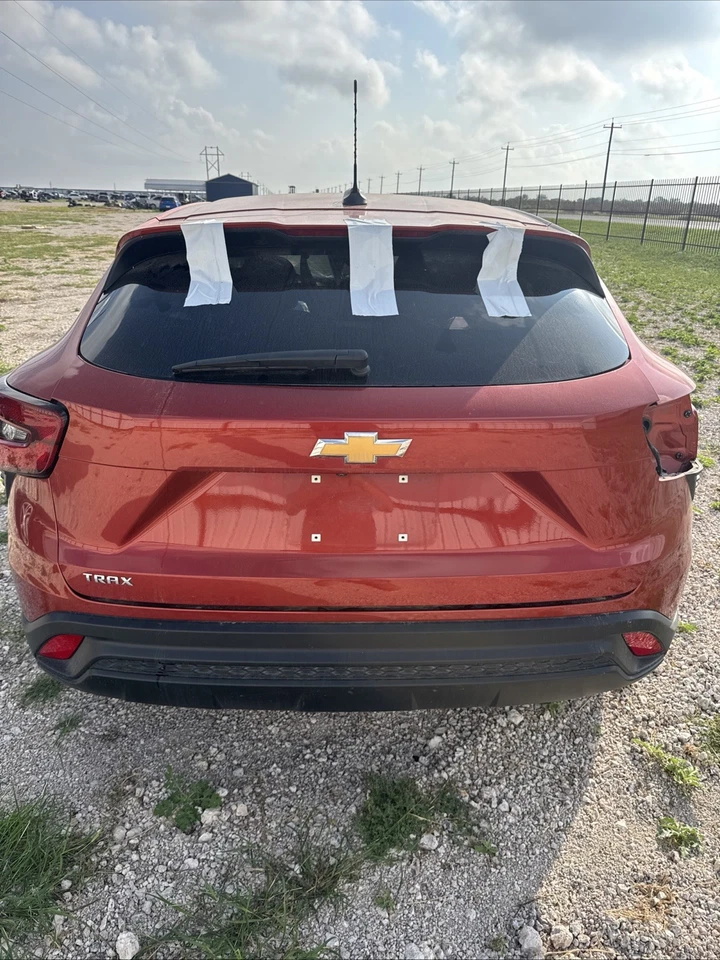 Задний полный оригинальный багажник 2024 Chevrolet Trax Ls б/у  - Изображение 1 из 3