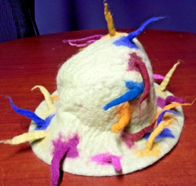 Hecho a mano único peculiar caprichoso divertido ala de fieltro de lana loco sombrero picos multi Foto 1 de 4