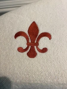 EMBROIDERED FLEUR DE LIS ATHENA 100% COTTON BEACH LOUNGE CHAIR TOWEL WHITE/WINE - Picture 1 of 5