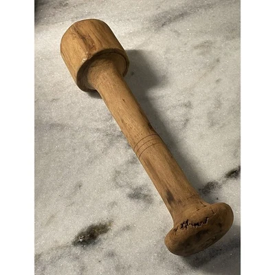 Mazo triturador de chucrut de madera antiguo primitivo plano de un lado Foto 1 de 4