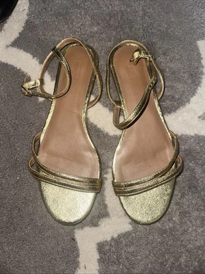 Sandálias douradas. Feminino 6. Marca: Nordstrom Rack. Excelente estado - Imagem 1 de 3