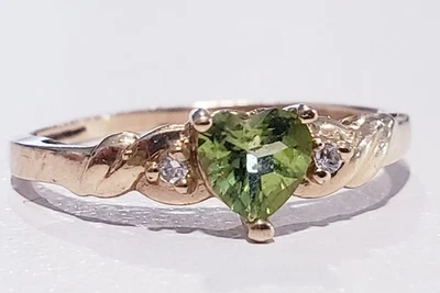 Piedra verde peridoto y diamante vintage en forma de corazón oro 10k (talla. 7,5) Foto 1 de 4