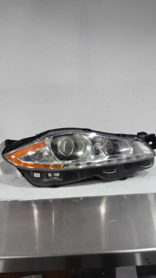 Passenger Headlight Xenon HID Without Adaptive Headlamps Fits 10-15 XJ 354445 - Image 1 of 1