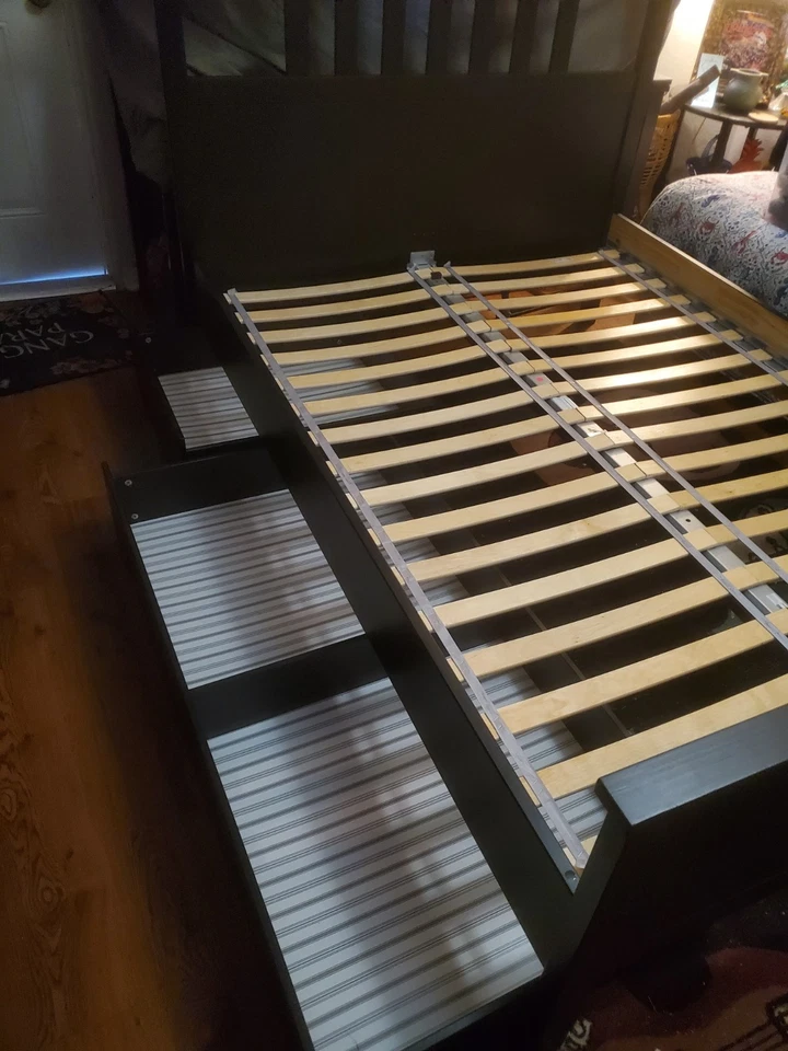 Marco de cama con plataforma de madera maciza con cajones Foto 1 de 2