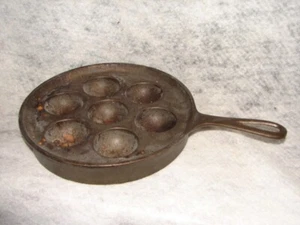 Antique Primitive  Large Cast Iron Egg or Bread Pan With Handle Marked 32D HS - Picture 1 of 3