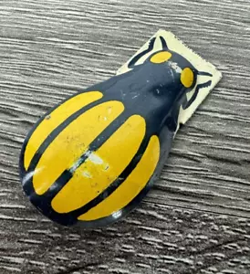 Vintage latta litografia Beetle Bug ~ Dowst Mfg Co ~ TootsieToy clicker rumore anni '30 - Foto 1 di 8