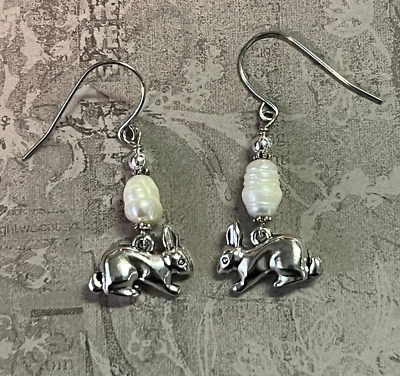 Pendientes de conejo, tono plata, perlas de agua dulce, pendientes colgantes. S203 Foto 1 de 2