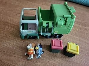 Bluey Camion della Spazzatura Giocattolo Veicolo Rifiuto + 2 Figure Bingo & Honey & Wheelie Bins - Foto 1 di 6