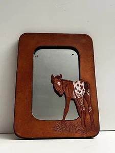Specchio da parete vintage Western Tooled Sella in pelle con cavallo puledro Appaloosa bello! - Foto 1 di 8