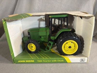 TRACTOR AGRÍCOLA JOHN DEERE 1:16 con tracción multifunción y doble fundición a presión 7800 con caja Foto 1 de 4