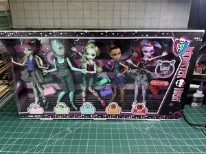 MONSTER HIGH DANCE CLASS 5 PACK GIL WEBBERROCHELLE GOYLE ROBECCA STEAM DOLL NEW - Picture 1 of 7