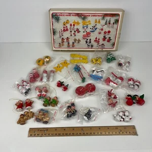 Vintage 50 Stück handbemalter kleiner Weihnachtsschmuck aus Holz orig Karton Taiwan LESEN - Bild 1 von 10
