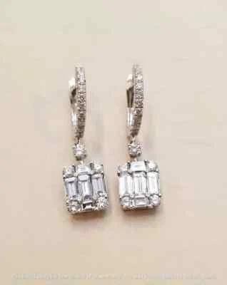 Pendientes colgantes de diamantes enchapados en oro blanco de 14 quilates corte baguette de 2 quilates creados en laboratorio para mujer Foto 1 de 4