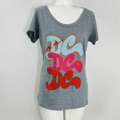 Camiseta vintage DC Shoes para mujer con logotipo a cuadros manga corta negra hecha en EE. UU. Foto 1 de 4