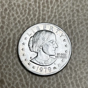1979-D UN DÓLAR EE. UU. Moneda Susan B Anthony Fg - Imagen 1 de 5