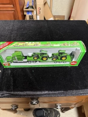 siku 1837, Low Loader with 2 John Deere Tractors, 1:87, Metal/Plastic, Green - Image 1 of 4