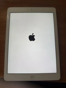Apple iPad Air 1. Gen. 16GB, WLAN + Cellular 24,64 cm, (9,7 Zoll) - Silber - Bild 1 von 3
