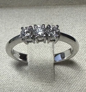 ANELLO TRILOGY IN ORO BIANCO 18 kt. CON DIAMANTI NATURALI TAGLIO BRILLANTE - Foto 1 di 3