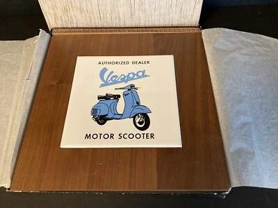VESPA SCOOTER AUTHORIZED DEALER CERAMIC TILE MOUNTED ON HARDWOOD PLAQUE 1970’s — 第 1/4 张图片